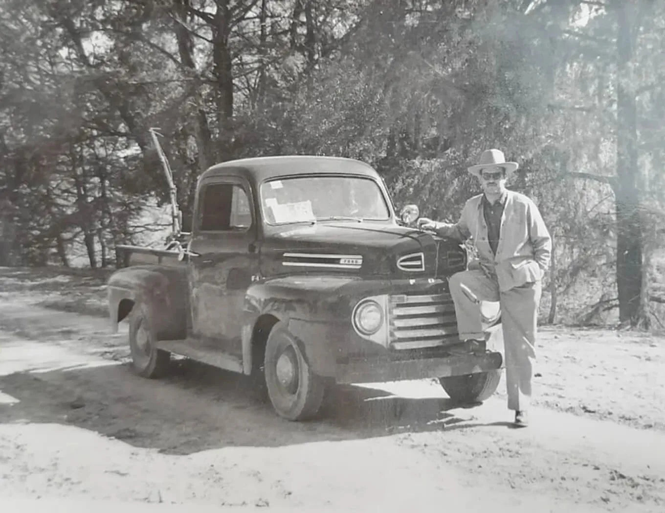 Don Luis Villalobos Obregón junto a una camioneta en el archivo familiar