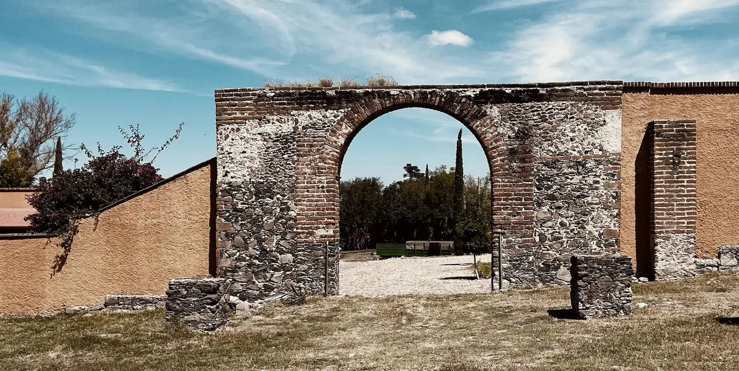 Arco de piedra y acceso histórico de la Ex-Hacienda de Silva