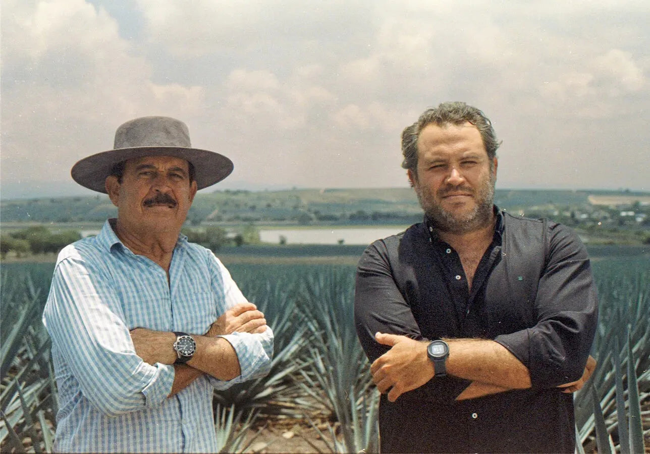 Dos generaciones de la familia Villalobos en un campo de agave